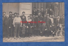 CPA Photo - PARIS 20e - Belle Scène De Rue Avec Ouvriers Et Enfants - Cachet Postal Rue Des Pyrénées - Usine Ouvrier - Arrondissement: 20