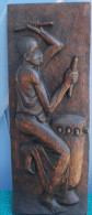 Joueur De TAMTAM Panneau Sculpté En Bois Signé B. DACIUS à GIGETA Au BURUNDI 15x35 - African Art