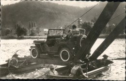 Militaires Belges Une Jeep Transbordée Sur Radeau - Jeep Per Vlot Overgezet - Collections & Lots