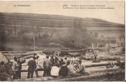 SCENES DES PORTS NORMANDS LA FERRURE D'UNE MATURE CHANTIERS DE PORT EN BESSIN CPA ANIMEE - Port-en-Bessin-Huppain