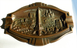 Ancien Cendrier Art Déco Bronze Publicitaire SOUVENIR De PARIS Tour Eiffel Montmartre Arc De Triomphe Trocadéro Monument - Ashtrays