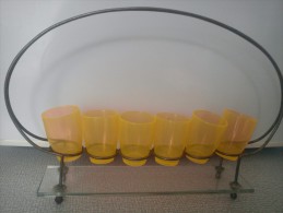 Ensemble De Petites Tasses Avec Plateaua, Set Of Small Cups With Tray, Eine Reihe Von Kleinen Tassen - Ferronnerie