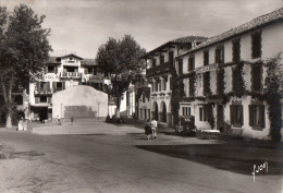 64 ASCAIN  La Place Le Fronton L'hôtel De La Rhune Où Pierre Lotiv écrivit Ramuntcho - Ascain