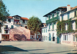 64 ASCAIN Pays Basque  La Place Le Fronton L´hôtel De La Rhune Où Pierre Lotiv écrivit Ramuntcho - Ascain