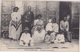 MADAGASCAR,MADAGASIKARA,MALAGASY,ile,sud équateur,ex Colonie Française,famille SAKALAVE EN 1900 - Madagascar