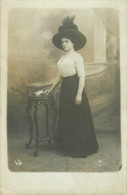 Photographie - Femmes - Femme - Chapeaux - Femme Avec Chapeau - Carte Photo - état - Fotografie