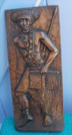 GUERRIER, Panneau Sculpté En Bois Signé B. DACIUS à GIGETA Au BURUNDI 15x35 - Afrikaanse Kunst