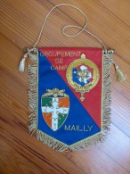 Superbe Fanion De L´artillerie CAMP DE MAILLY Avec Deux Insignes De Régiments En Cannetille Brodée - Drapeaux