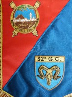 Superbe Fanion De L´artillerie Avec Deux Insignes De Régiments 32e GC Et 62e Rég Artillerie Afrique Cannetille Brodée - Drapeaux