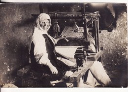 Carte Postale Photo GRECE-MACEDOINE-CRETE Femme Au Travail Tissage  - METIER-INDUSTRIE-ARTISANAT-A SITUER - VOIR 2 SCANS - Kunsthandwerk