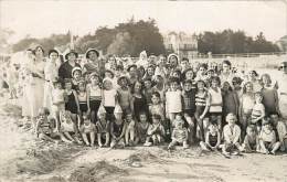 CARTE PHOTO GROUPE D'ENFANTS SUR LA PLAGE - Le Pouliguen