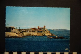 CP, 06, ANTIBES La Vieille Ville Et Ses Remparts Au Loin La Chaine Des Alpes - Andere & Zonder Classificatie