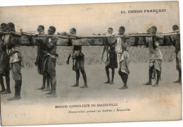 Carte Postale Ancienne De CONGO - MISSION CATHOLIQUE DE BRAZZAVILLE - CHARPENTIERS PORTANT UN MADRIER A BRAZZAVILLE - Brazzaville