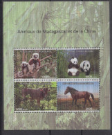 Madagascar Madagaskar 2014 Mi. 322y Chine SILK SOIE Bloc Sheet Block China Joint Issue Faune Fauna Panda Cheval Horse - Madagaskar (1960-...)