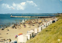 44. CPM. Loire Atlantique. Tharon-Plage. La Plage (jetée, Bateaux, Cabanons) (animée) - Tharon-Plage