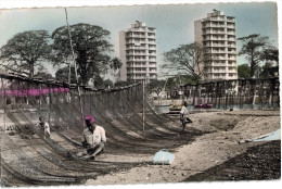 Carte Postale Ancienne De GUINEE - KONAKRY - FILETS DE PECHE ET GRATTE-CIEL A BOULBINET - Guinée