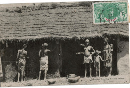 Carte Postale Ancienne De GUINEE - CONFECTION D'UNE CASE LES FEMMES FAISANT LE CREPISSAGE AVEC DE LA BOUSE DE VACHES - Guinée