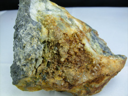 STIBINE CRISTALISEE SUR QUARTZ ET GNEISS  9, X 8, CM LUBILHAC AIGUILLE 2 CM - Minéraux