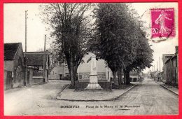 45 DORDIVES - Place De A Mairie Et Le Monument - Dordives