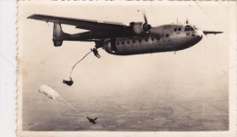 PHOTO  D´un  AVION  Avec Des PARACHUTISTES En Train De Sauter - 1958 - Parachutespringen