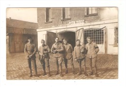 Carte Photo Militaria : Soldats ( 151 ) Posant Dans Une Cour ( Inst. Werstätte ( écrit Sur Un Mur ) - Lieu à Déterminer - Personnages