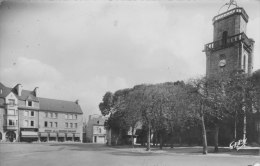 Lesneven  (finistère) Lplace Général Le Flô Et L'église - Lesneven