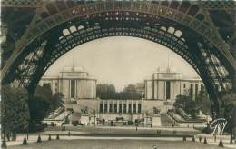 Delcampe - 75 - PARIS - Le Palais De Chaillot - Vu Sous La Tour Eiffel - Eiffelturm