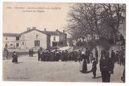 MOUILLERON-EN-PAREDS. - La Place De L'Eglise. Belle Animation. Carte Pas Courante - Mouilleron En Pareds