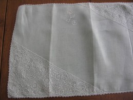 Naperon Ou Set De Table Rectangulaire  Toile Vert Pale  Brodé Main En Blanc  50 X 30 Cm Env  TBE - Autres & Non Classés