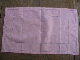 Napperon Ou Set De Table  Rectangulaire  Toile Rose Jours à La Main 55 X 34 Cm Env - Other & Unclassified