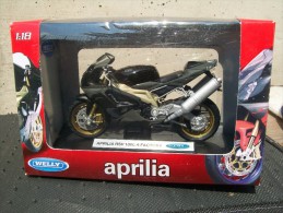WELLY -  APRILIA RSV 1000 R FACTORY   AVEC SA BOITE RED Scala 1/18 - Motorcycles