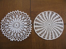 Lot De 2 Napperons  Faits Main ( Crochet ))TBE Diam  19 Et 20 , Cm Env Années 1960 TBE - Autres & Non Classés