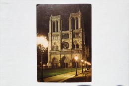 France Paris La Nuit La Cathedrale Notre Dame  1981    A 34 - Iglesias