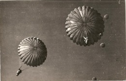 CPA PARACHUTISME - MILITARIA - Photo Maurice Collin CHAVILLE  Seine Et Oise - Fallschirmspringen