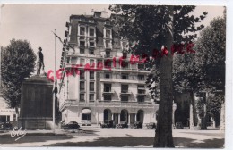 03 - VICHY - SQUARE DU GENERAL LECLERC - MONUMENT AUX MORTS ET PALAIS DES PARCS - TRACTION AVANT - Vichy