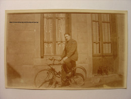 PHOTO ANNEES 1930 / 1940 - HOMME SUR SA BICYCLETTE - VELO - Radsport