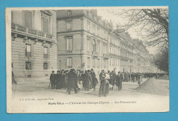 CPA Animée PARIS VECU - L'avenue Des Champs Elysées - Les Promeneurs - Champs-Elysées