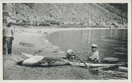 Seal Hunter With Catch Chasseur En Kayak Avec Un Phoque Edit G. Kristensen Polar - Groenland