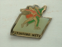 Pin´s FEMME - PATINOIRE METZ - Kunstschaatsen