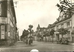 BISCHWILLER  BAS RHIN   RUE GEORGES CLEMENCEAU ENSEIGNE BIERE  MUTZIG CITROEN TRACTION ECRITE  CIRCULEE 1953 - Bischwiller