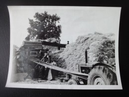 Photo (non Cpa) Scène De Battage - Tracteurs