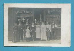 CPA PHOTO A SITUER - Personnages Devant Un Marchand De Vins & Spiritueux Et Restaurant - Fotos