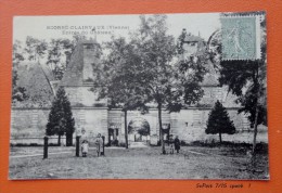 86 - SCORBE CLAIRVAUX - Entrée Du Château - Animé - Scorbe Clairvaux