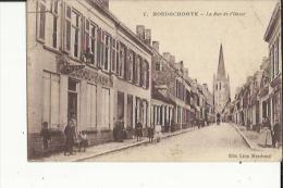 Hondschoote  59    La Rue De L'Ouest Tres Tres Animée-l'Eglise Et Hotel Et Café - Hondshoote
