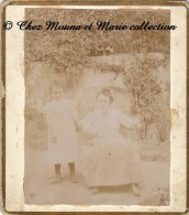 1901 - CHATEAU DU ROZAY - CONDRIEU - PETITE FILLE ET SA MAMAN - PHOTO AVEC SUPPORT CARTONNE - 9 X 8 CM - Identified Persons