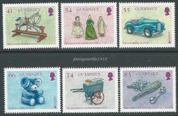 GUERNSEY -EUROPA 2015- "JUGUETES ANTIGUOS / OLD TOYS"-  SERIE De 6 V. + HOJITA BLOQUE - 2015