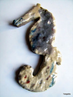 Pendentif Céramique Raku émaillé Hippocampe écru Gris Bleu Artisanal Environ 95x47x6mm  Une Superbe Pièce De Créateur - Perlen