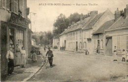 CPA - AILLY-sur-NOYE (80) - Vue Des Commerçants Et Du Facteur à L'entrée De La Rue Louis Thuillier - Ailly Sur Noye