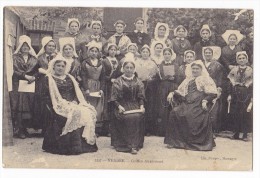 Groupe De Femmes Portant Des Coiffes Anciennes - Kostums
