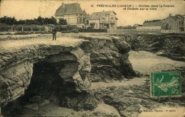 N°83 MMM 74 PREFAILLES GROTTES DANS LA FALAISE ET CHALETS SUR LA COTE - Préfailles